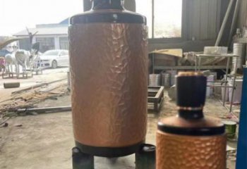 藝術(shù)酒瓶雕塑展品，室外軟裝，展示玻璃鋼酒瓶雕塑訂做
