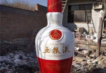 酒瓶雕塑選定，園林裝飾，大型玻璃鋼酒瓶雕塑公司