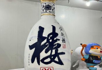 洋酒瓶雕塑承接，景觀雕塑，玻璃鋼洋酒瓶雕塑定制