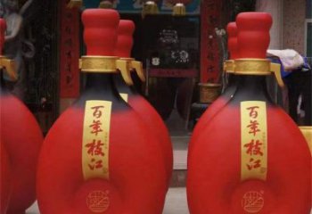 洋酒瓶雕塑點(diǎn)擊，地標(biāo)擺件，玻璃鋼洋酒瓶雕塑承接