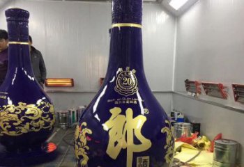 洋酒瓶雕塑選用，多彩藝術(shù)，玻璃鋼洋酒瓶雕塑展品