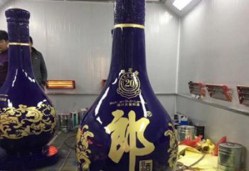 洋酒瓶雕塑專供，彩繪工藝，玻璃鋼洋酒瓶雕塑標(biāo)準(zhǔn)廠家
