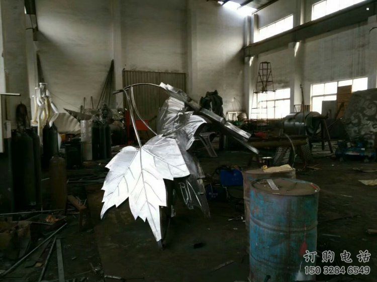 楓葉雕塑承接，城市裝飾，大型不銹鋼楓葉雕塑廠家