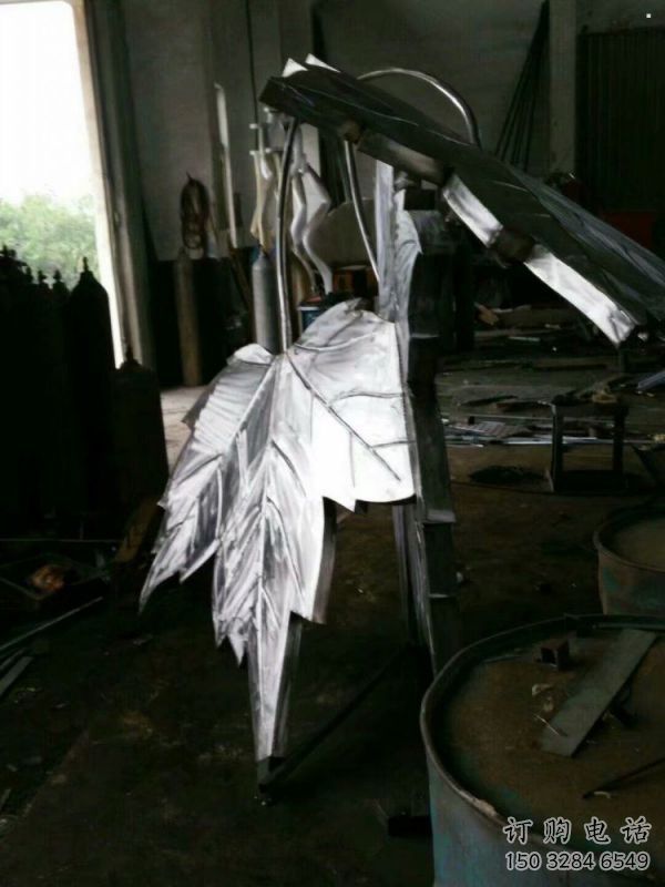 楓葉雕塑供應(yīng)，花園小品，不銹鋼仿真楓葉雕塑廠家