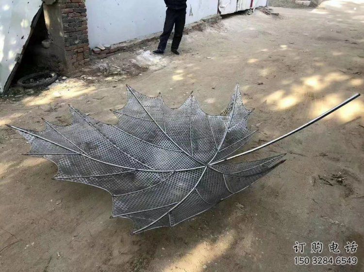 鏤空楓葉雕塑供需，彩鋼制作，大型鐵藝楓葉雕塑公司