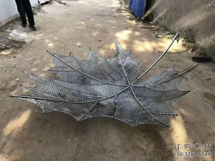 鏤空楓葉雕塑選用，小區(qū)擺件，大型鐵藝楓葉雕塑公司