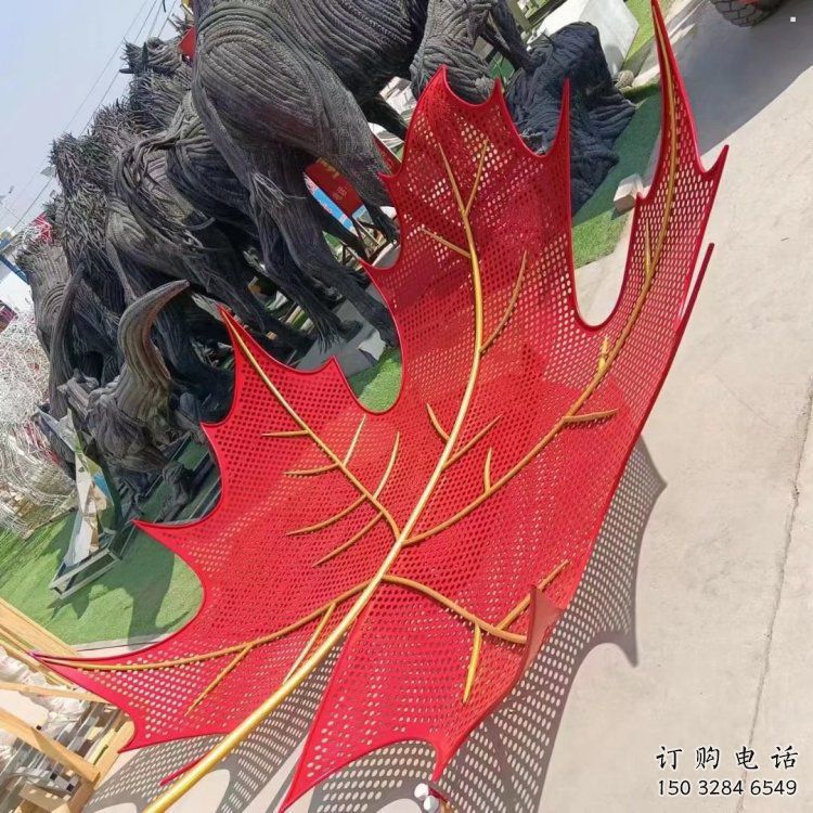 鏤空楓葉雕塑制造，街景小品，鐵藝楓葉雕塑廠家優(yōu)價