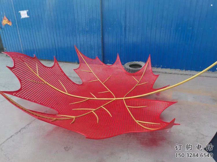 鏤空楓葉雕塑制造，歐式風(fēng)格，鐵藝楓葉雕塑定制廠家