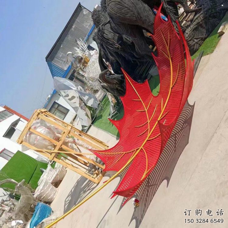 制造鏤空楓葉雕塑，地標擺件，烤漆鐵藝楓葉雕塑廠家