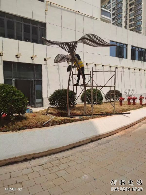 金屬樹葉雕塑廠家，街頭藝術(shù)，彩繪仿真樹葉雕塑制造商