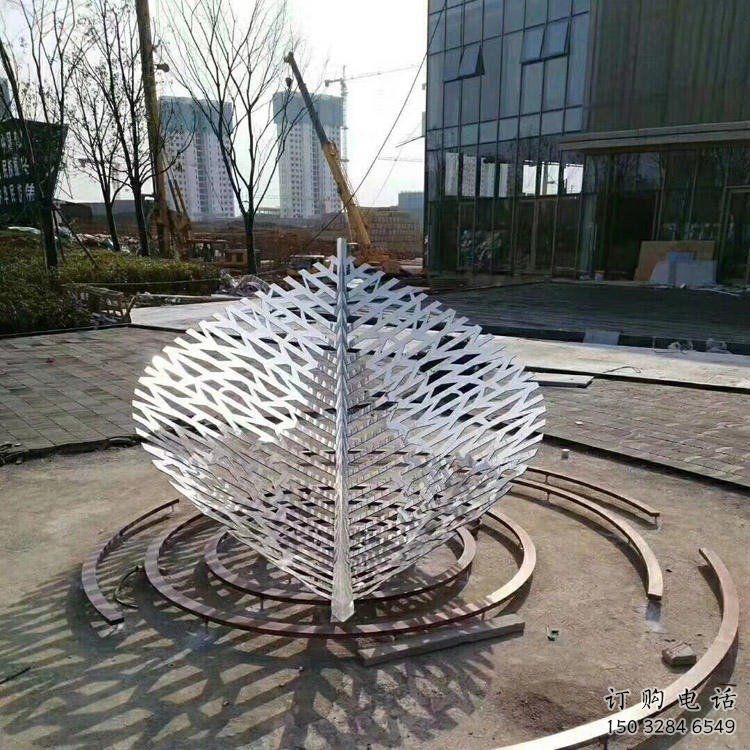 鏤空樹葉雕塑選用，陸地?cái)[件，鐵藝樹葉雕塑加工廠家