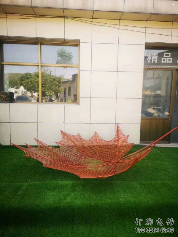鏤空樹葉雕塑制造，藝術(shù)擺件，鐵藝樹葉雕塑訂做廠家