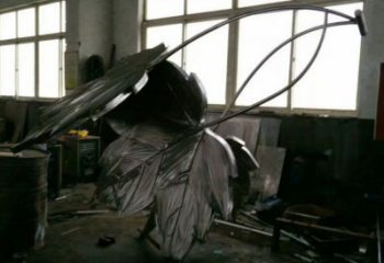 楓葉雕塑服務(wù)商，噴泉雕塑，不銹鋼楓葉雕塑訂做廠家