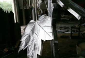 楓葉雕塑供應(yīng)，花園小品，不銹鋼仿真楓葉雕塑廠家