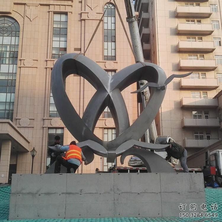 景觀心形雕塑選定，美陳雕塑，現(xiàn)代鏡面心形雕塑優(yōu)選