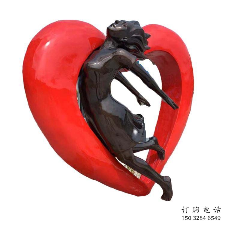 步行街心形人物雕塑