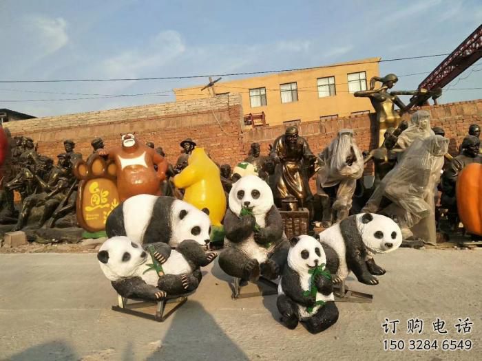 金屬熊貓雕塑制作，陸地擺件，仿真熊貓雕塑制造商