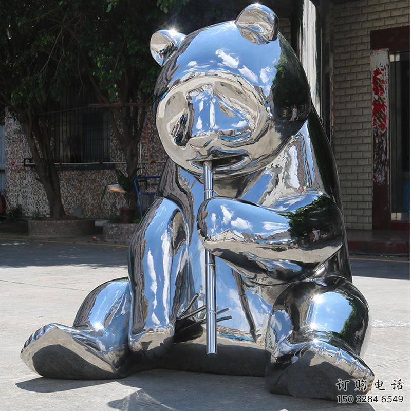 鏡面熊貓雕塑供應(yīng)，花園小品，不銹鋼熊貓雕塑展品