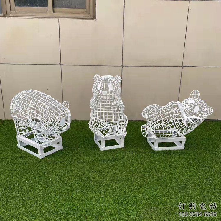 廣場(chǎng)熊貓雕塑優(yōu)價(jià)，鋼管組合，鏤空熊貓雕塑廠家