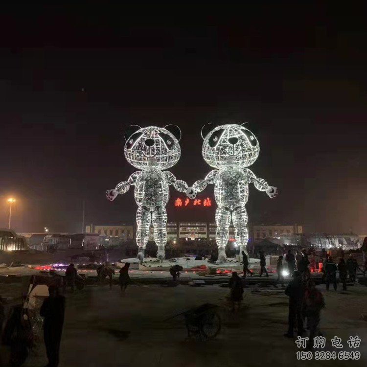 金屬熊貓雕塑制造，景觀雕塑，鏤空熊貓雕塑制作廠家