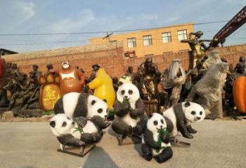 金屬熊貓雕塑制作，陸地?cái)[件，仿真熊貓雕塑制造商