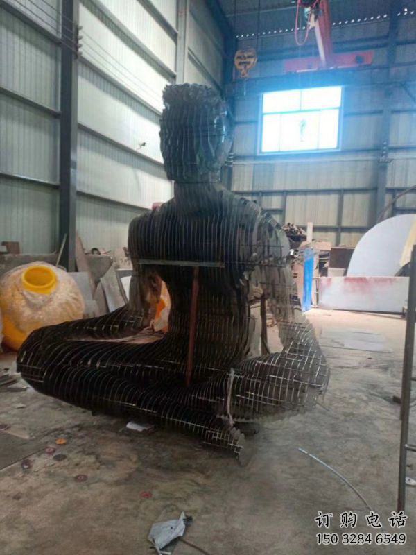 現(xiàn)代鏤空人物雕塑優(yōu)選，圓雕體系，鐵藝坐式人物雕塑選定