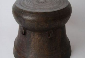 銅鼓雕塑專(zhuān)供，景區(qū)雕塑，城市銅鼓雕塑提供