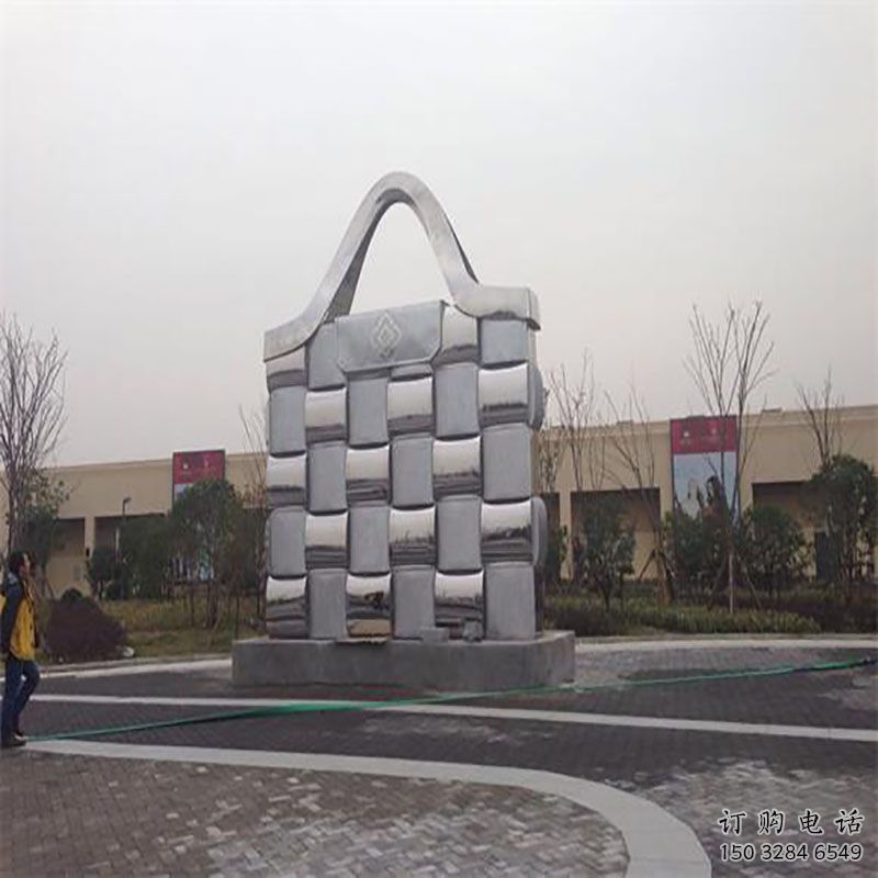 荊州景觀背包雕塑優(yōu)選，陸地擺件，園林不銹鋼背包雕塑供應(yīng)