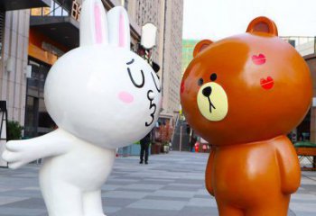 泰安步行街布朗熊雕塑，玻璃鋼動物雕塑，卡通方式